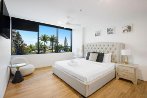 Circle on Cavill Canal Views Huge Apartment